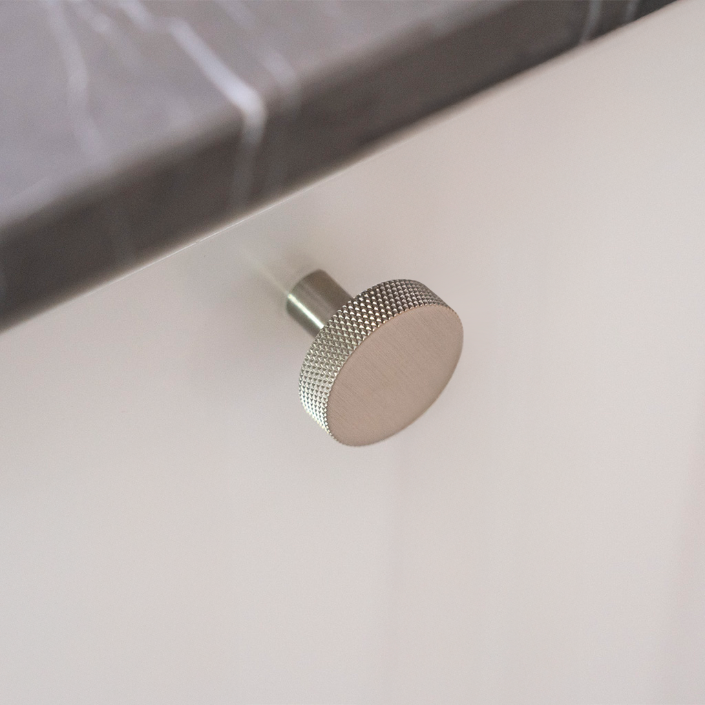 Østerbro - Möbelknopf aus Messing in Edelstahloptik mit Diamantschliff