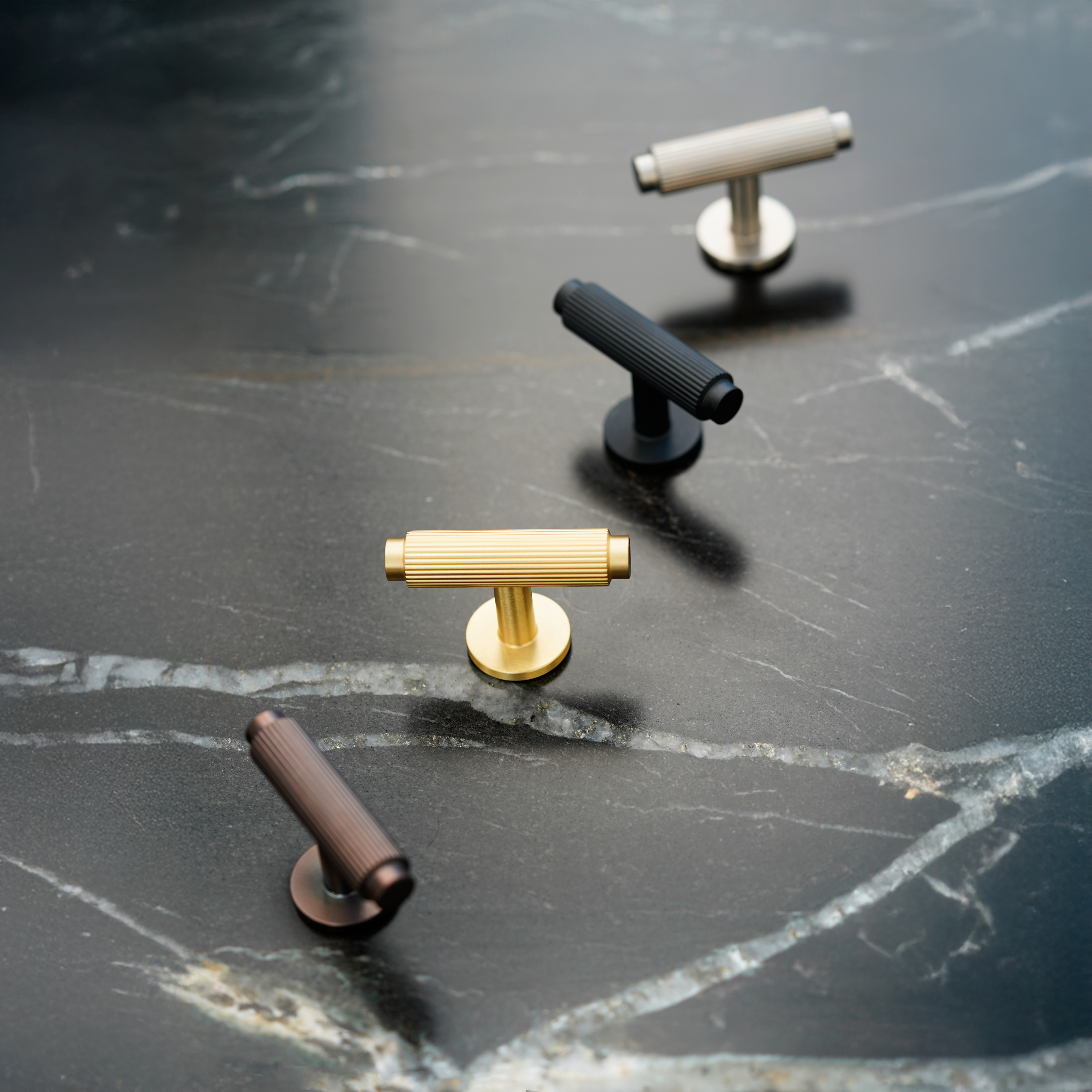 Ryvang • Møbelknop T-bar, sort