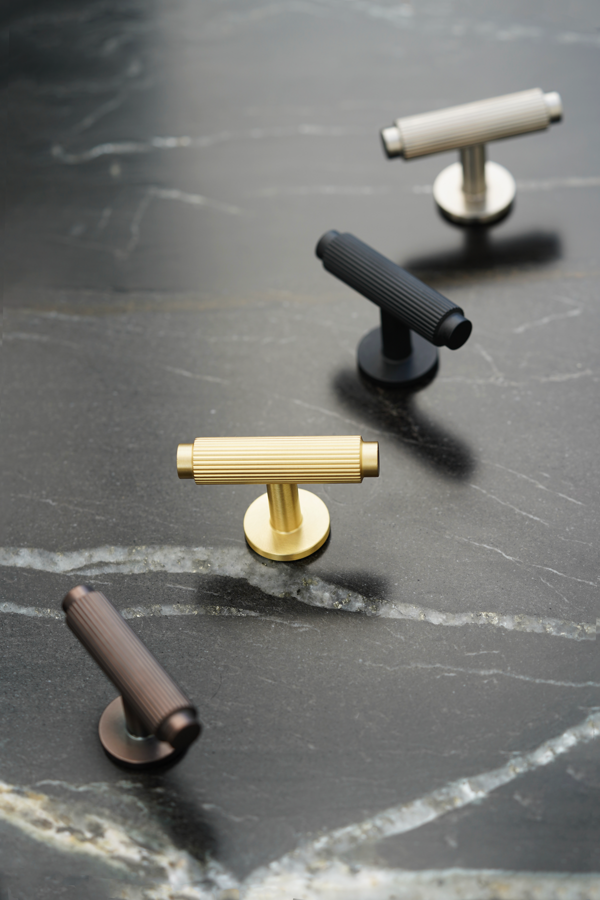 Møbelknop T-bar med linjeret design i sort - Ryvang • Chr. Jørgensen - Copenhagenhomedesign