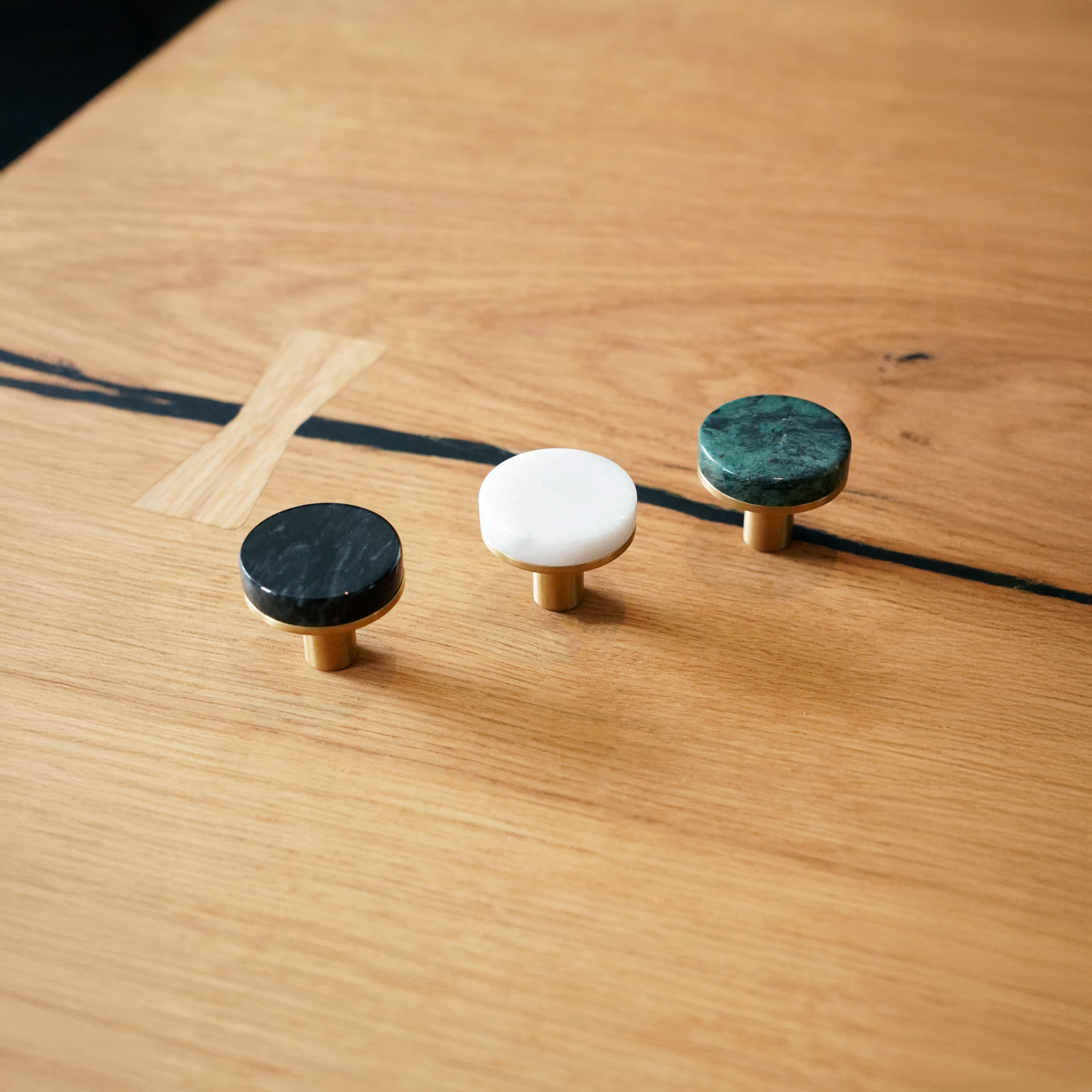 Trørød • Møbelknop, grøn marmor og børstet massiv messing med lak