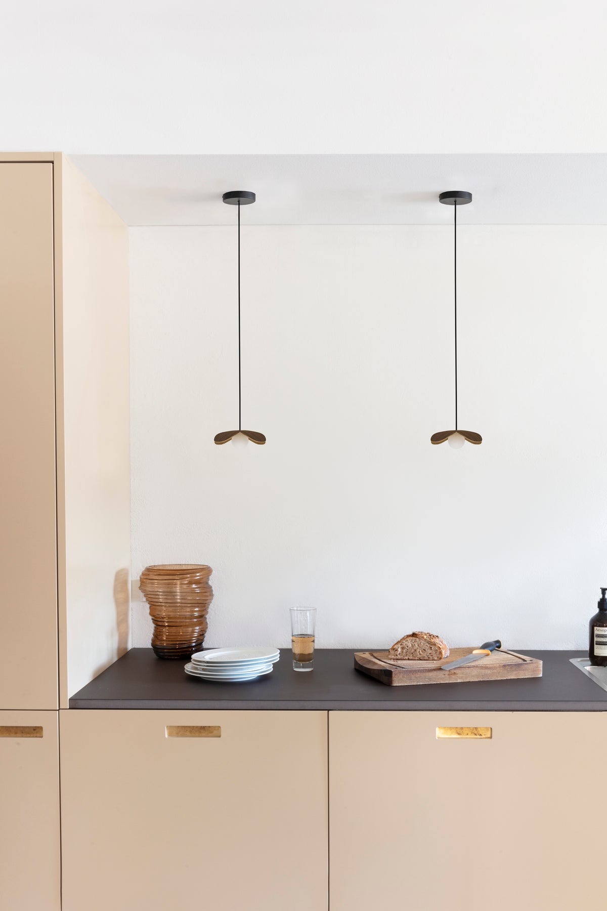 Forget Me Not Pendelleuchte mit Deckenrosette, dunkles Eichenholz • UMAGE - Copenhagenhomedesign