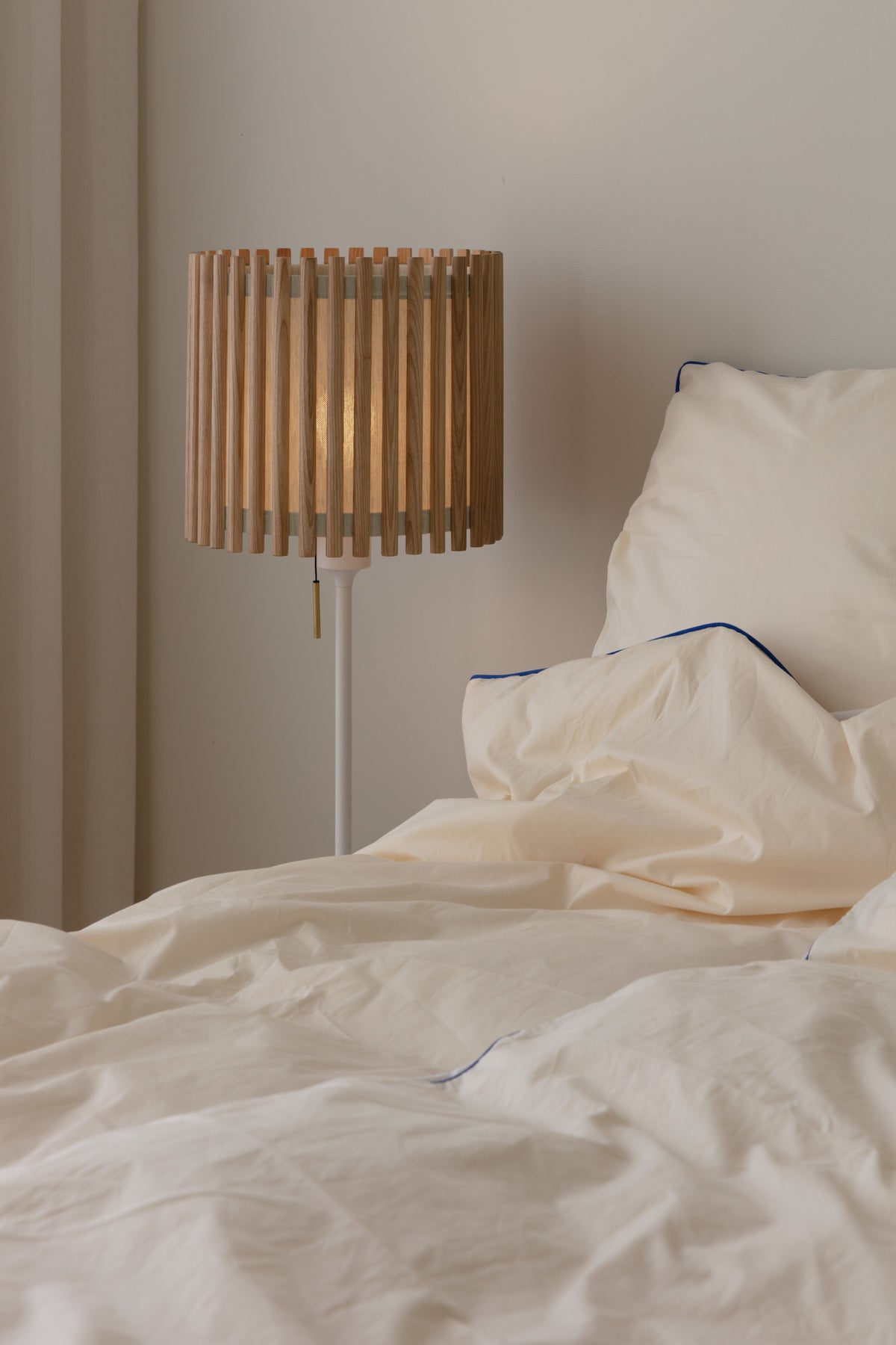 Komorebi Circle Tischleuchte, Eichenholz und weiß • UMAGE - Copenhagenhomedesign
