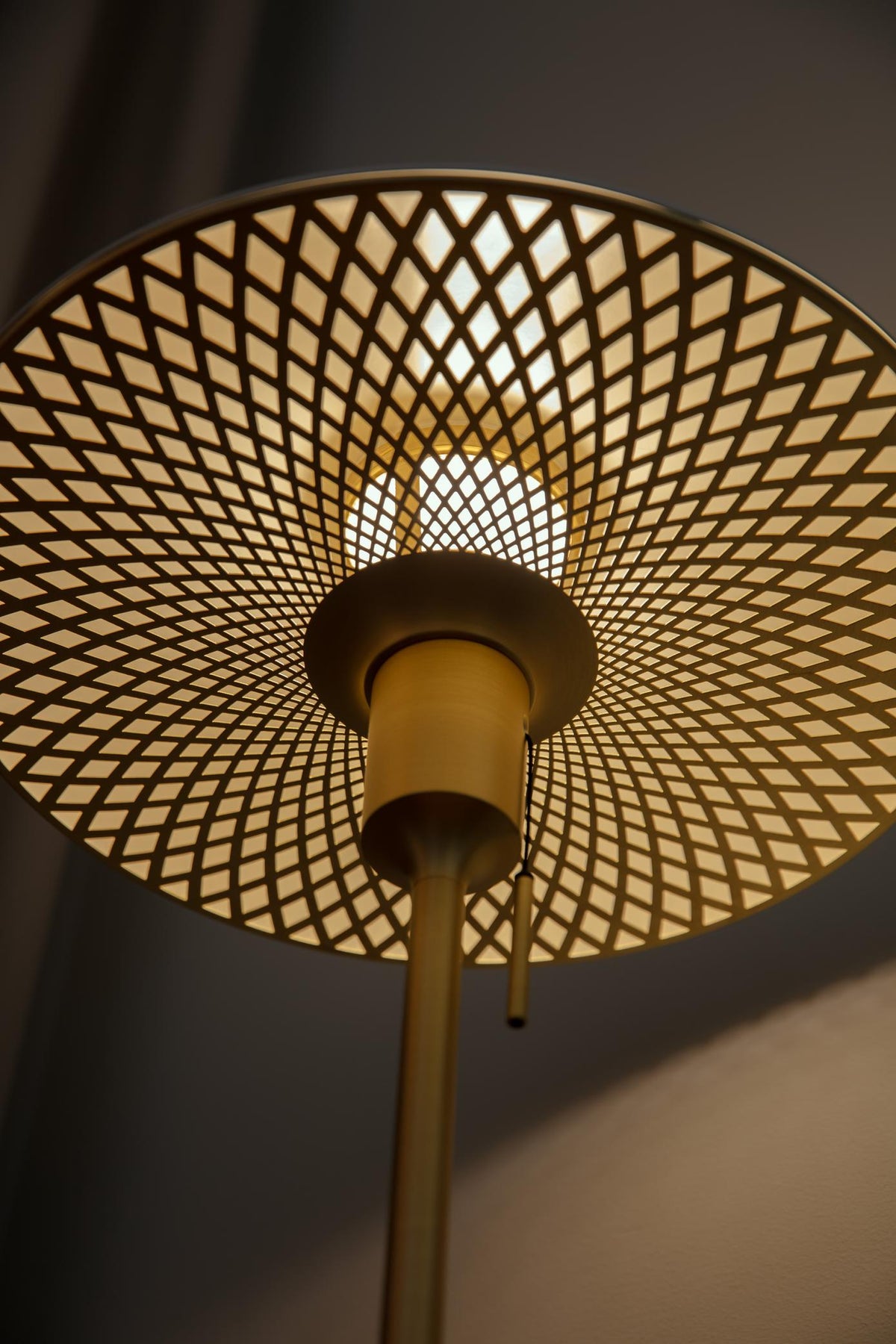 Manta Ray bordlampe, hvid og messing • UMAGE - Copenhagenhomedesign