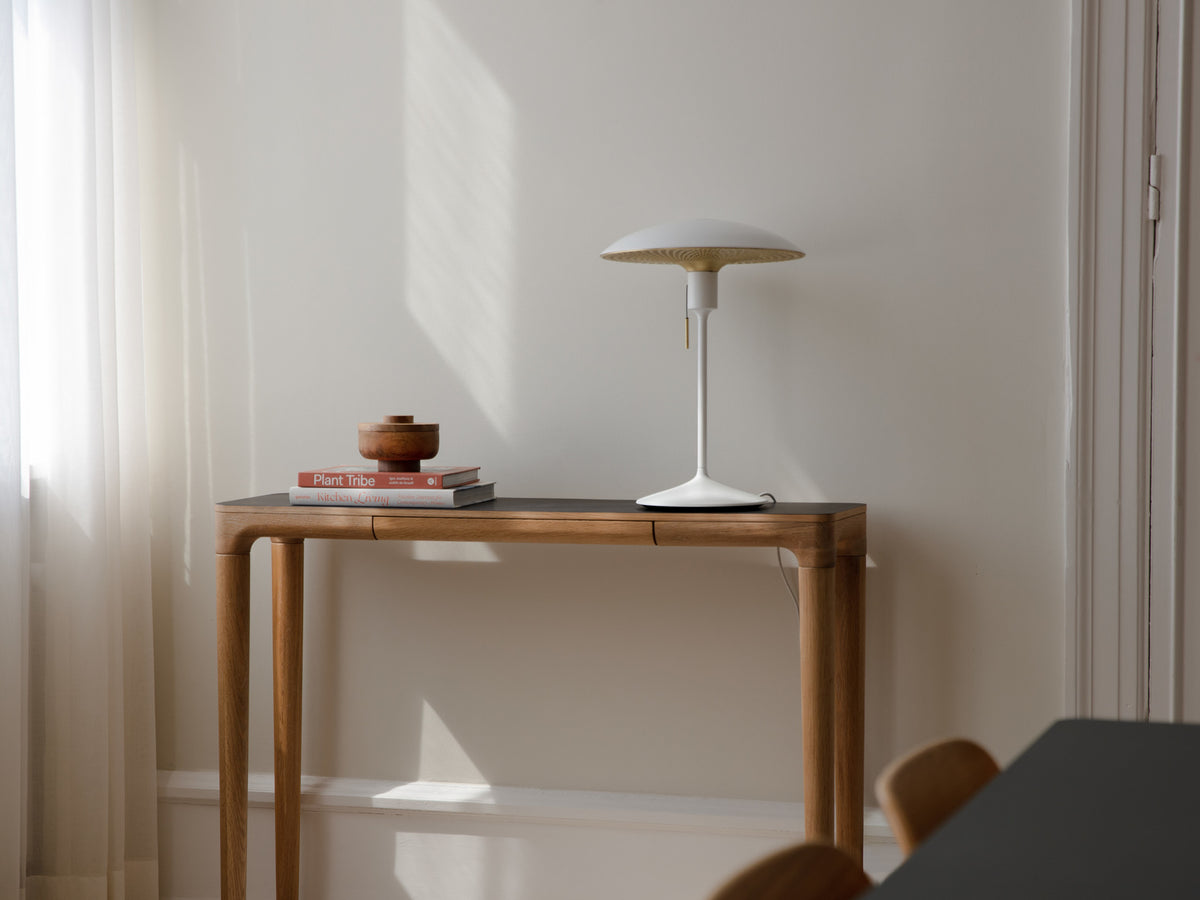 Manta Ray Tischleuchte, Weiß und Messing • UMAGE - Copenhagenhomedesign