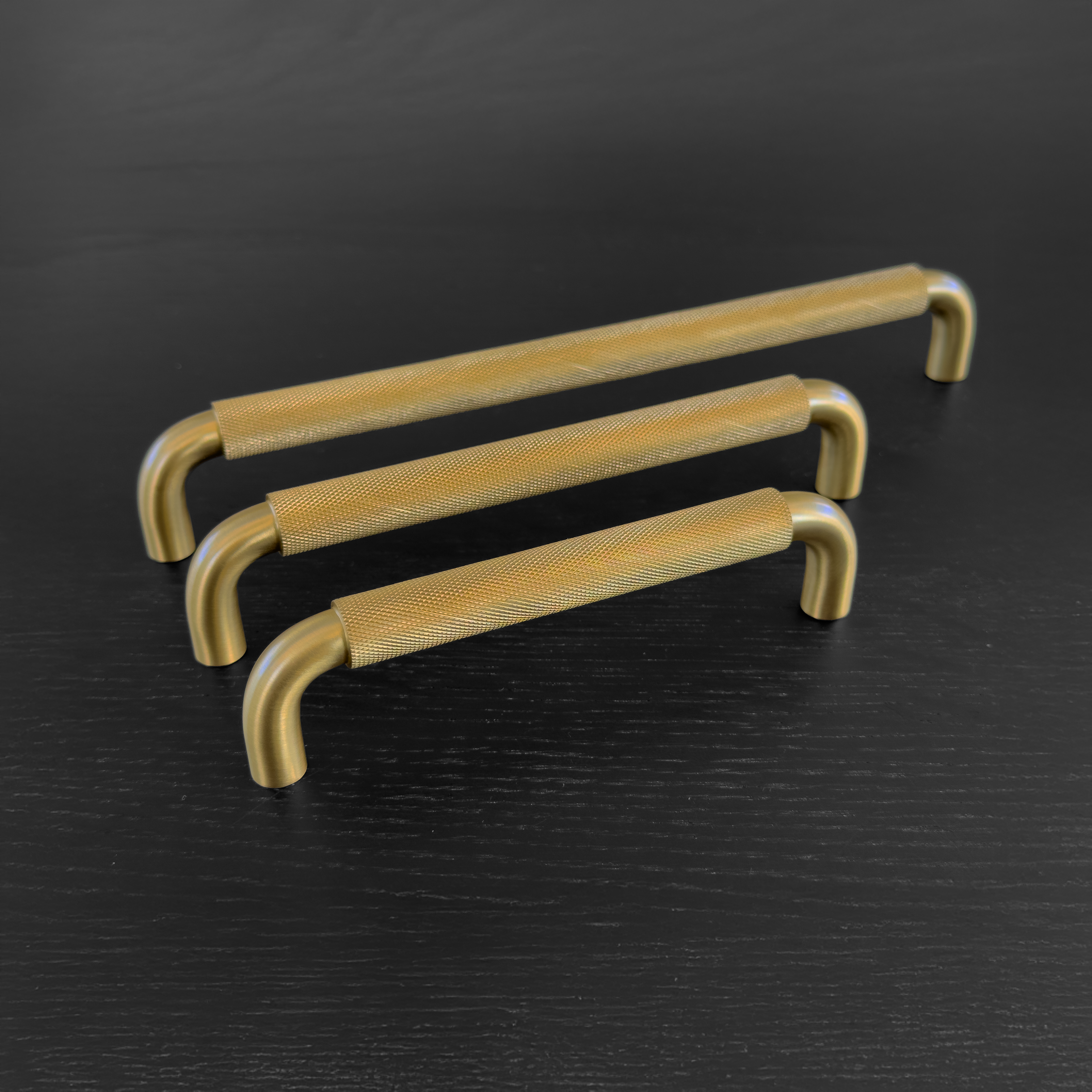 Holmen • Køkkengreb med diamond cut, messing med lak