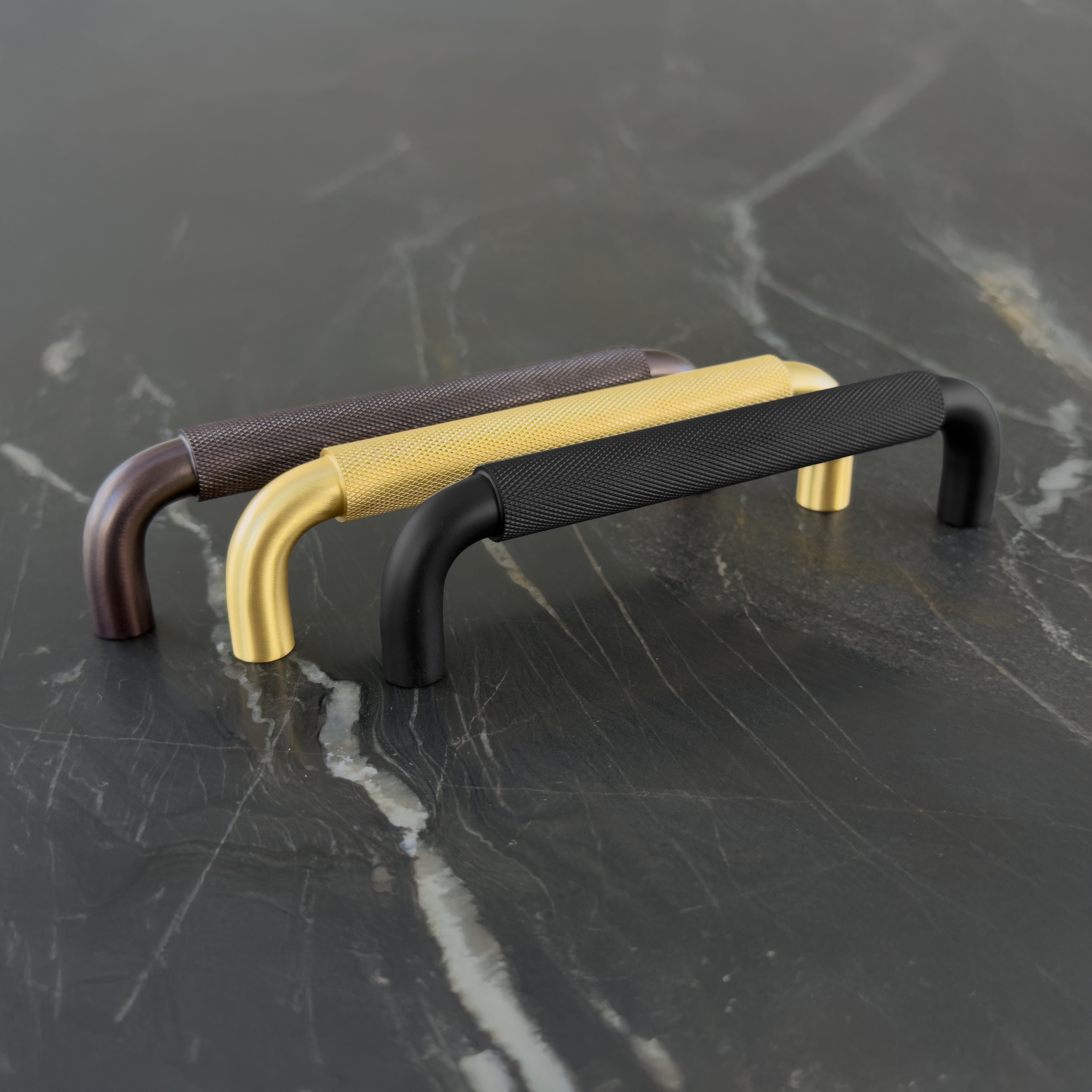 Holmen • Køkkengreb med diamond cut, sort