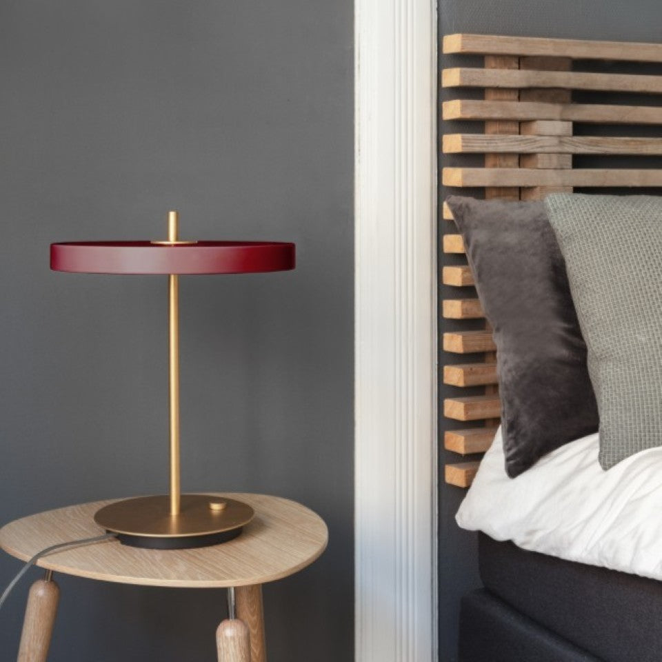 Asteria Table bordlampe, rød og messing • UMAGE