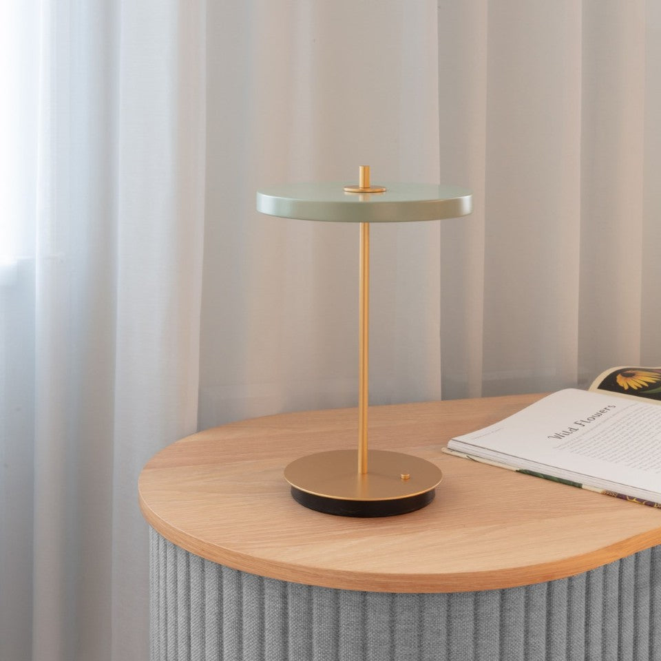 Asteria Move portable bordlampe, oliven og messing • UMAGE