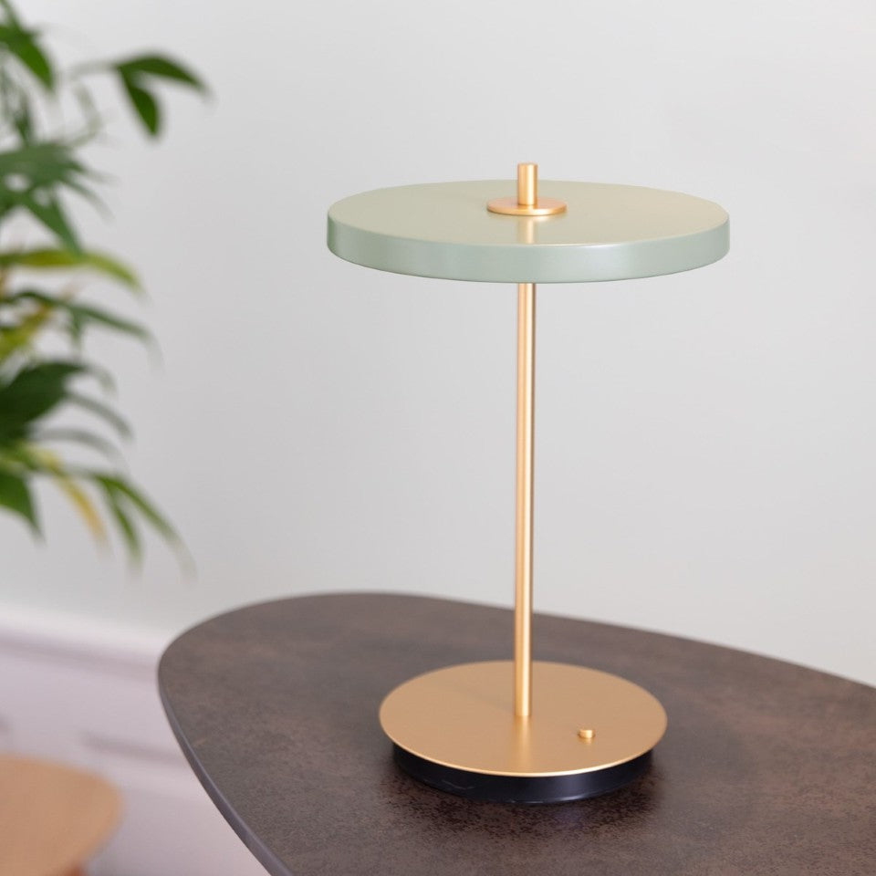 Asteria Move portable bordlampe, oliven og messing • UMAGE