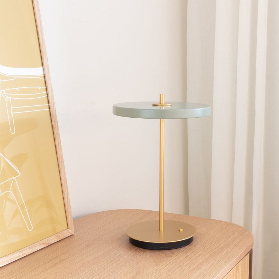 Asteria Move portable bordlampe, oliven og messing • UMAGE