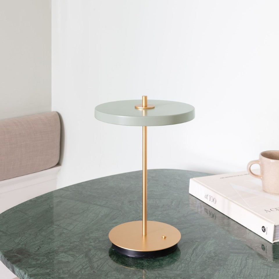 Asteria Move portable bordlampe, oliven og messing • UMAGE
