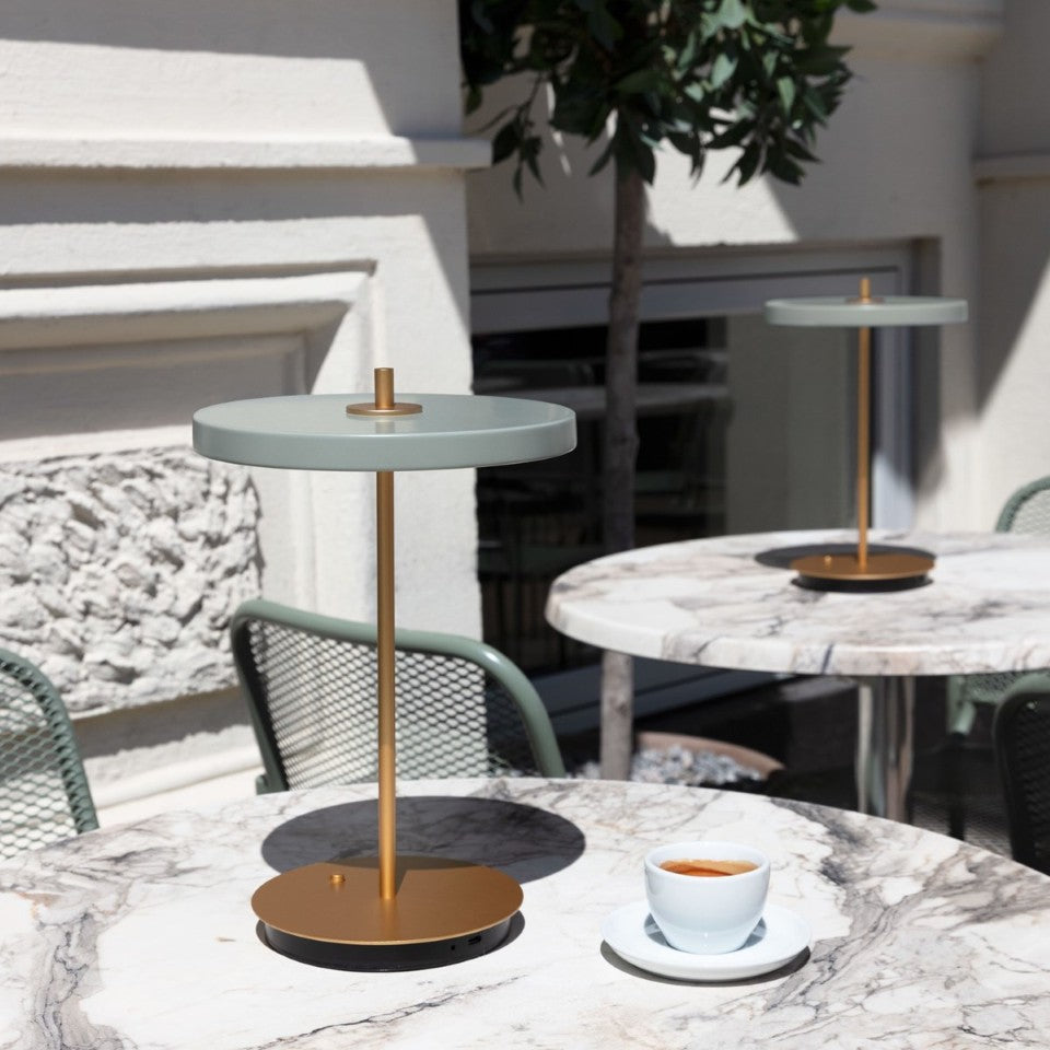Asteria Move portable bordlampe, oliven og messing • UMAGE