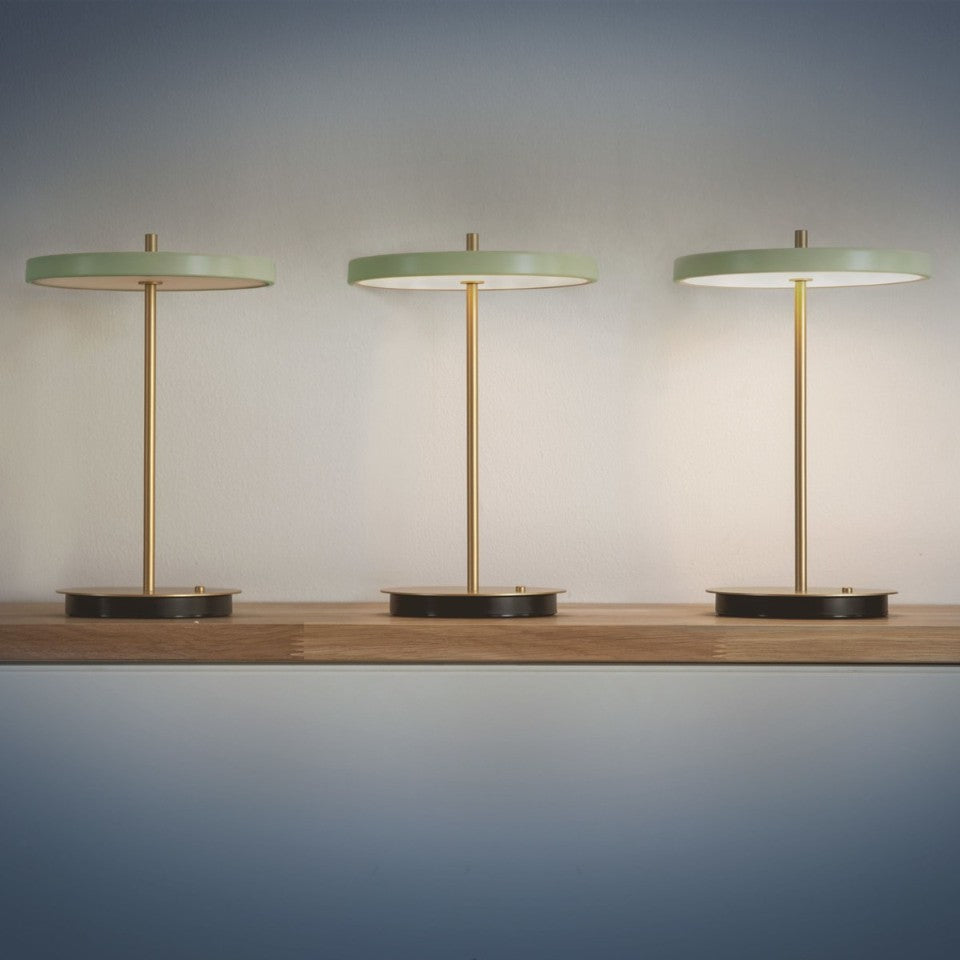 Asteria Move portable bordlampe, oliven og messing • UMAGE