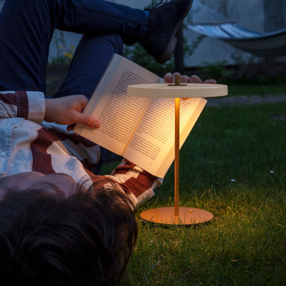 Asteria Move portable bordlampe, hvid og messing • UMAGE