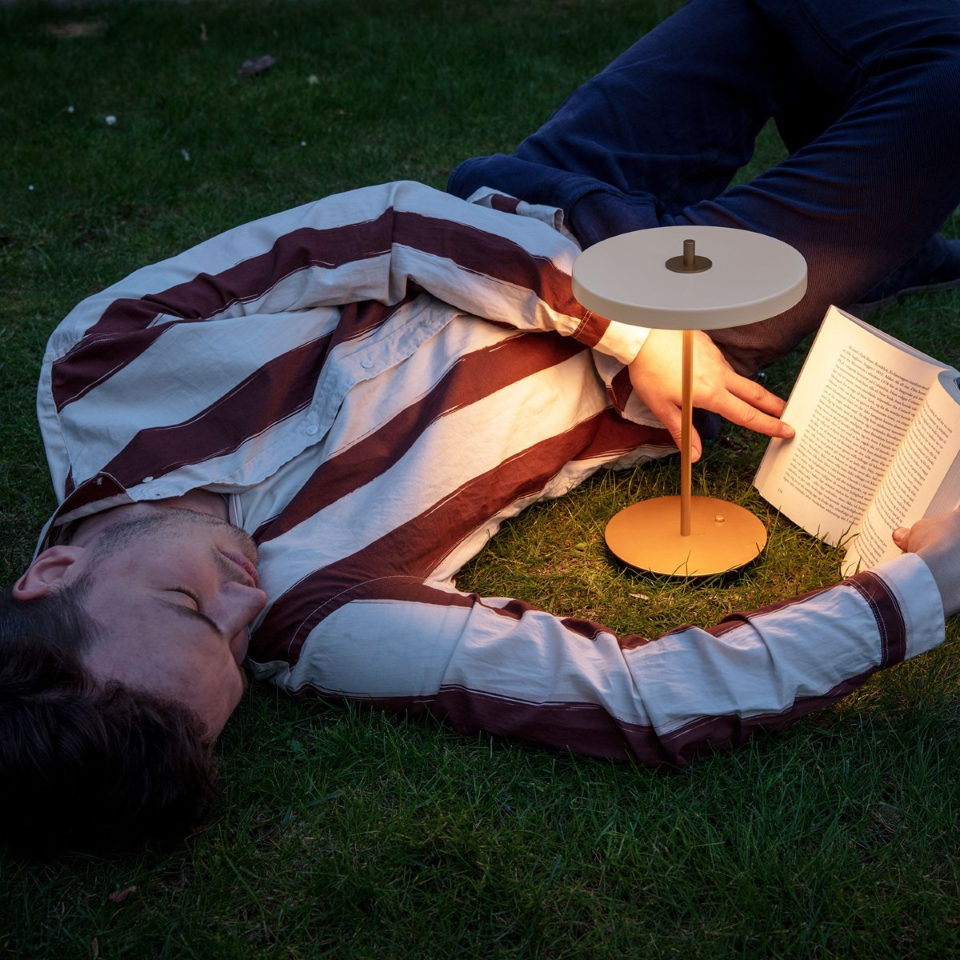 Asteria Move portable bordlampe, hvid og messing • UMAGE