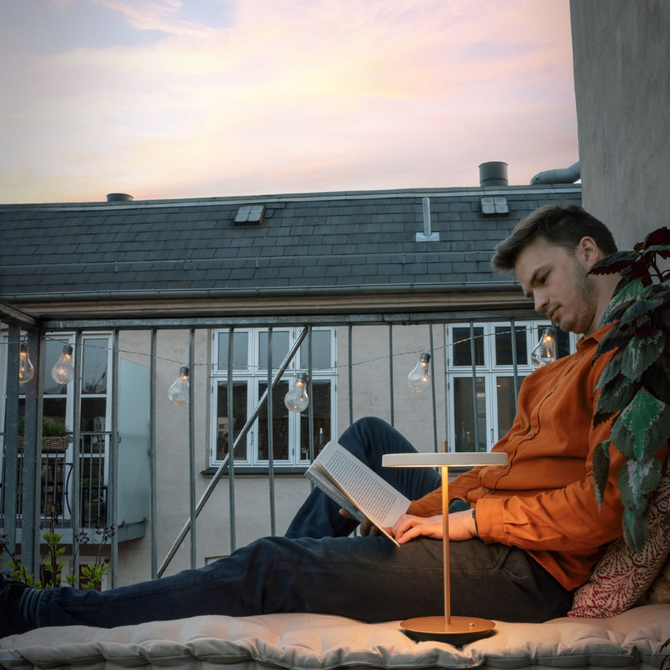 Asteria Move portable bordlampe, hvid og messing • UMAGE