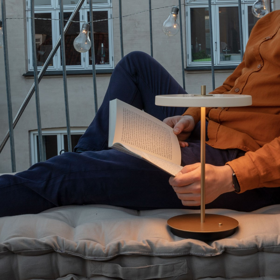 Asteria Move portable bordlampe, hvid og messing • UMAGE