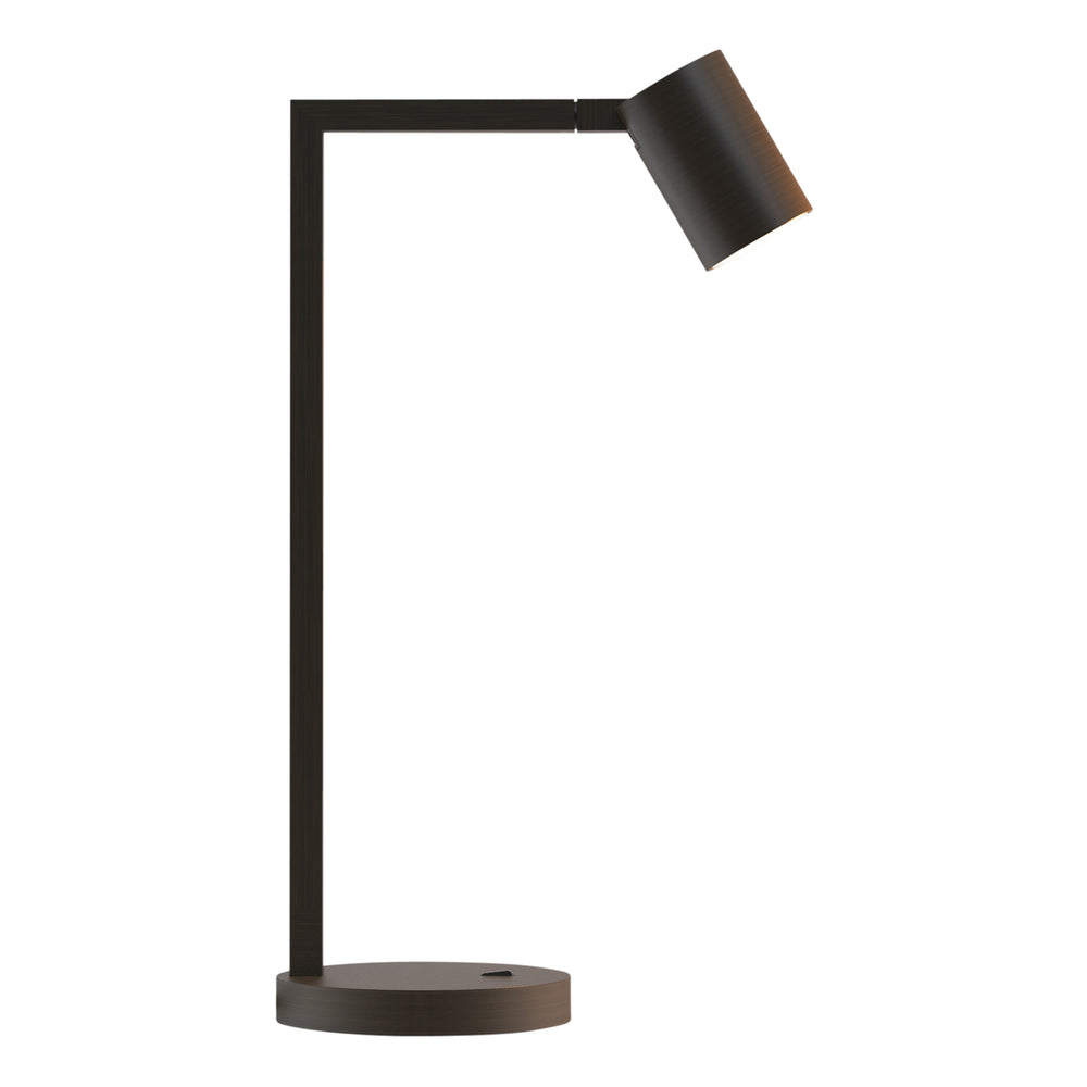 Bronzefarvet bordlampe med justerbar hoved. Lampen har et enkelt design med firkantede linjer/vinkler.