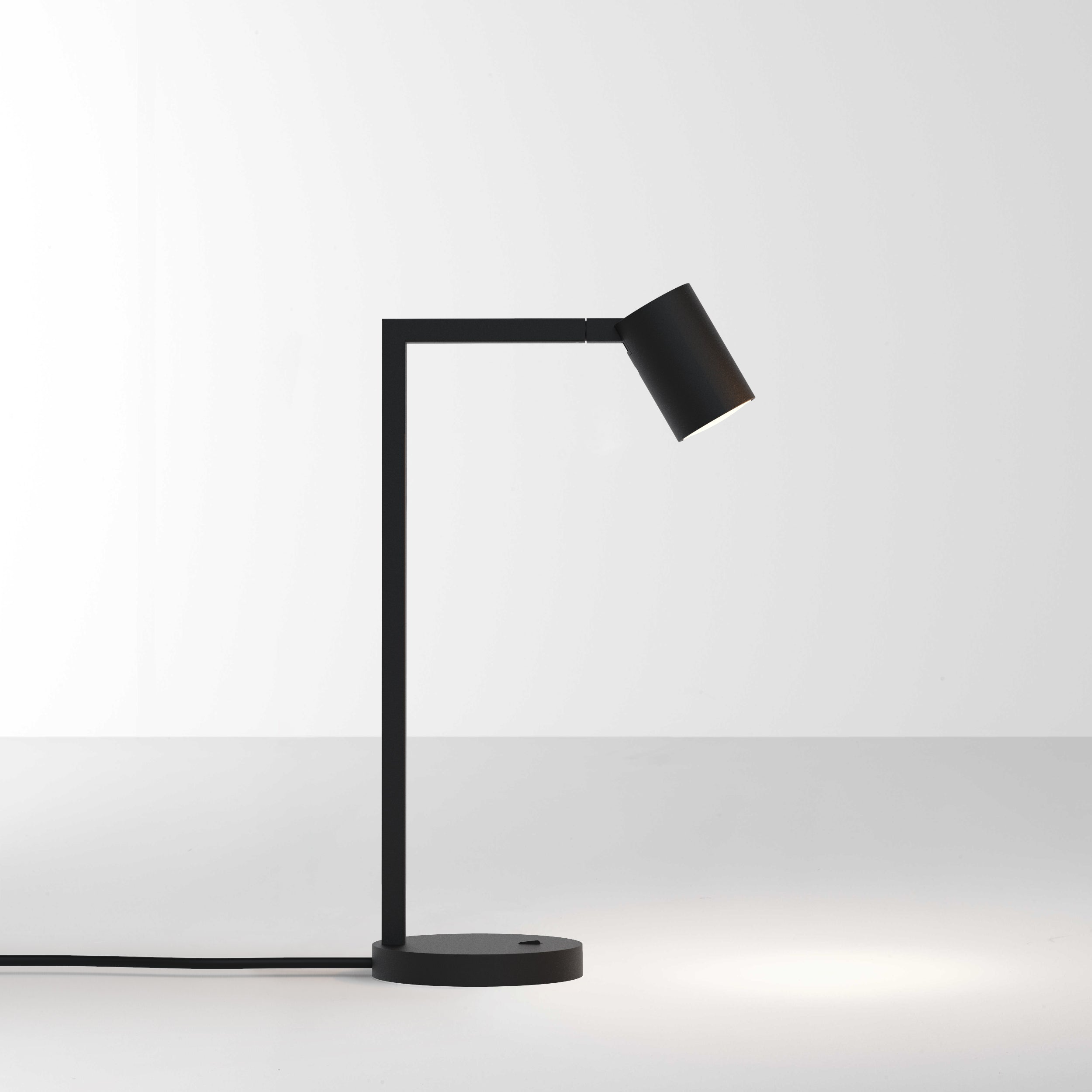Sort bordlampe med justerbar hoved. Lampen har et enkelt design med firkantede linjer/vinkler.