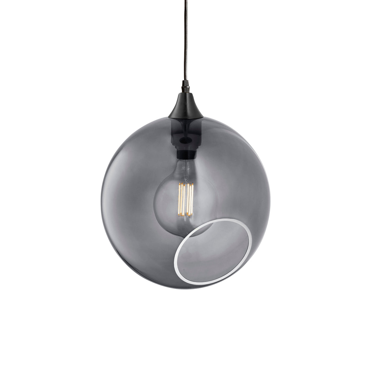 Rund lampe i smoked glas og med et afskåret stykke med kig til pæren. Fatningen og rosetten er sort og ledningen er af sort stof.