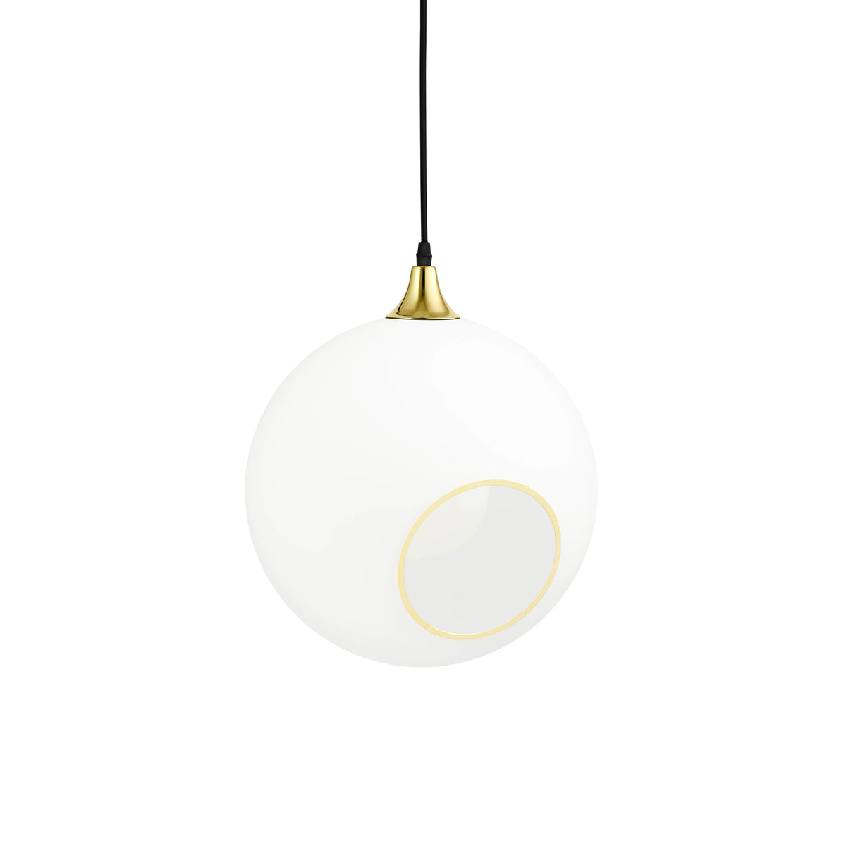 Rund lampe i hvidt glas og med et afskåret stykke med guldkant og kig til pæren. Fatningen og rosetten er guldfarvet og ledningen er af sort stof.