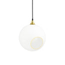 Rund lampe i hvidt glas og med et afskåret stykke med guldkant og kig til pæren. Fatningen og rosetten er guldfarvet og ledningen er af sort stof.
