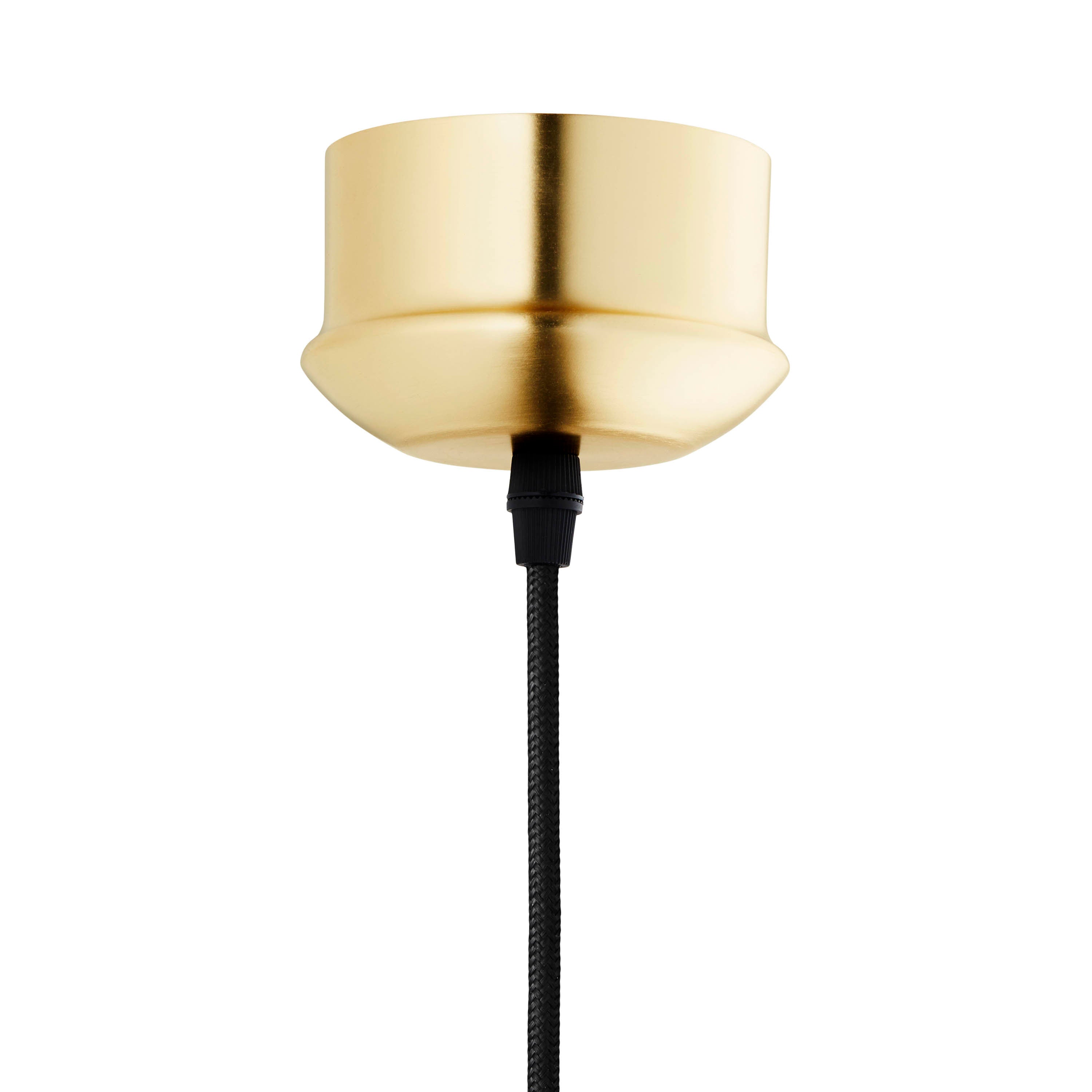 Rund lampe i klar glas med diamond cut mønster og med et afskåret stykke med guldkant og kig til pæren. Fatning og rosetten er guldfarvet og ledningen er af sort stof.