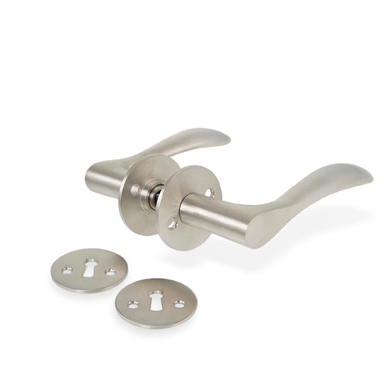 Bellevue dørhåndtag i satinforniklet messing inkl. roset og nøgleskilt c/c 30 mm