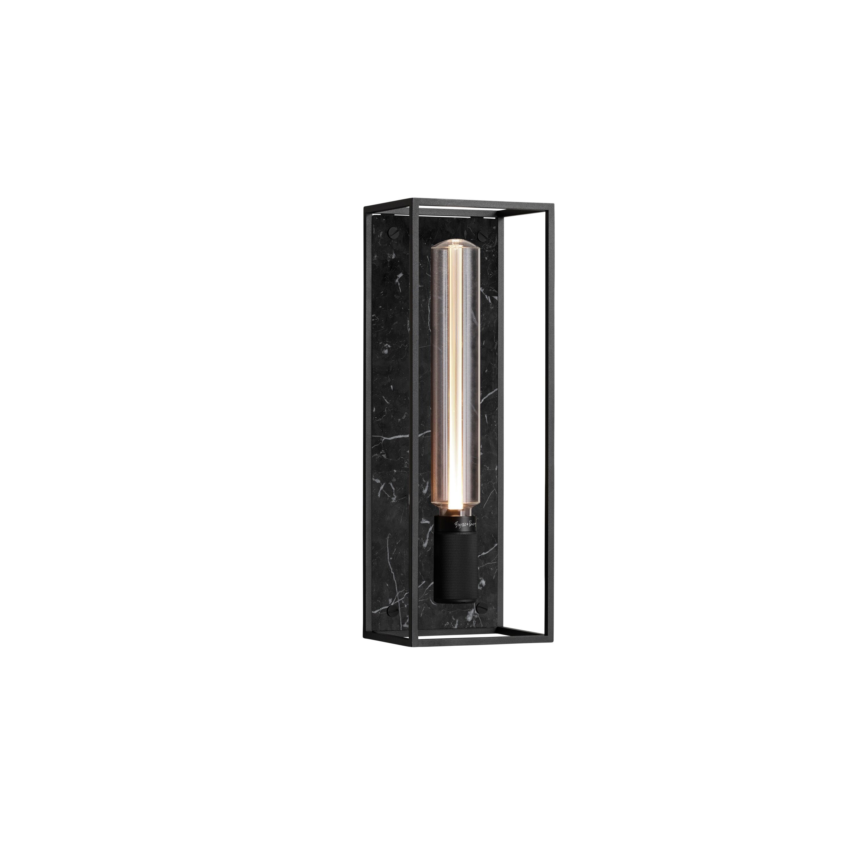 Buster and Punch caged wall lamp large i sort metal med bagplade i sort marmor.