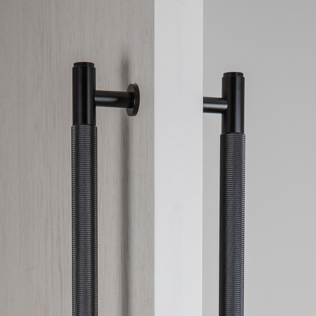 Dobbeltsidet dørgreb fra Buster + Punch i aluminium med en sort overflade og diamond cut mønster. Kan bl.a. anvendes til skyde- og svingdøre i glas og andet materiale.