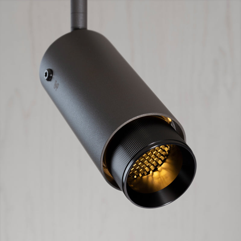 Exhaust track Linear i graphite med detaljer i gun metal  • Buster + Punch