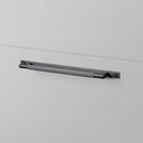 Køkkengreb til køkkenfronter fra Buster + Punch i rustfri stål med en gun metal overflade, bagplade og linjeret mønster.