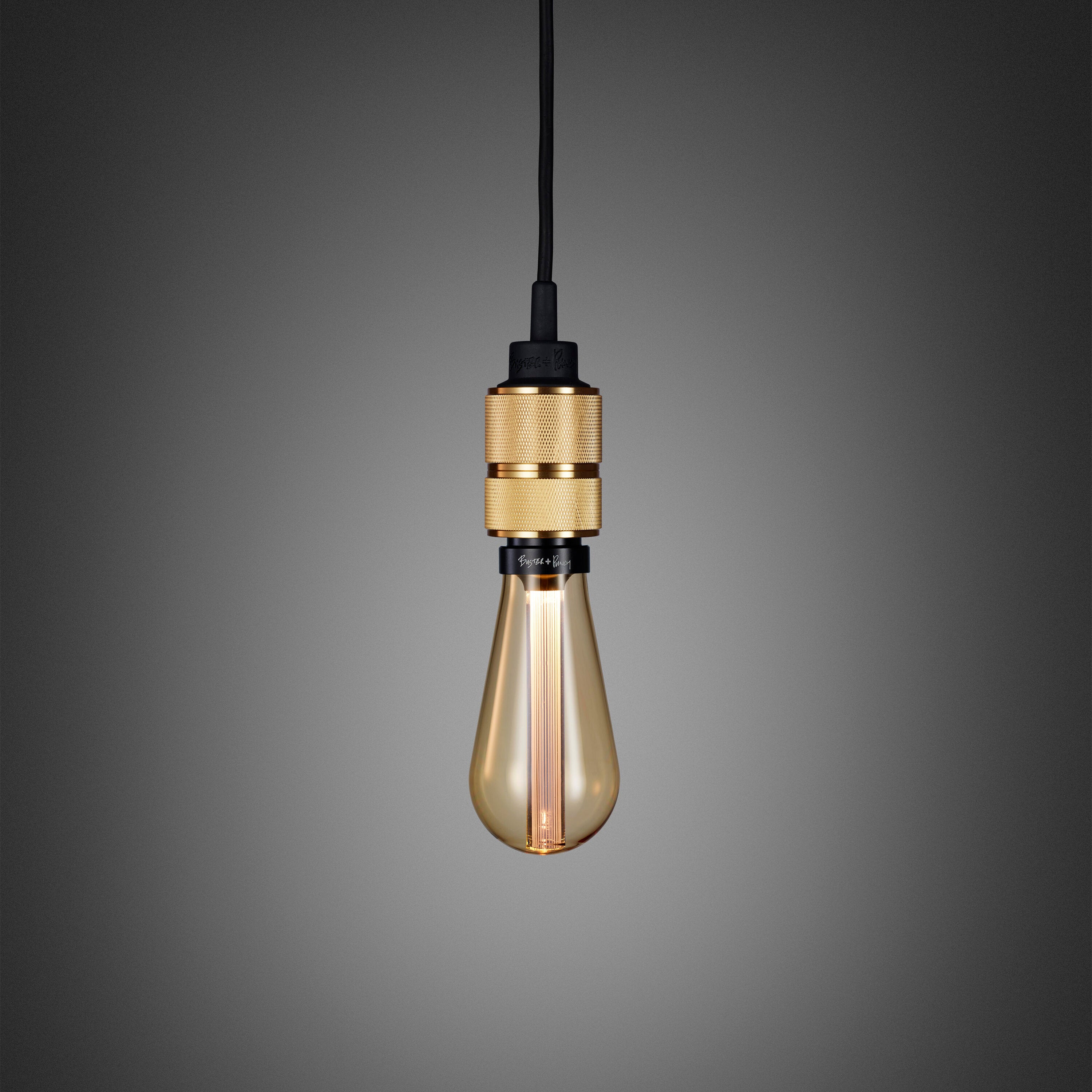 Enkel pendel lampe med fatning i massiv med diamond cut (cross) mønster fra Buster + Punch. Lampen har en krog i massiv messing, som gør det muligt at justere højden på lampen.