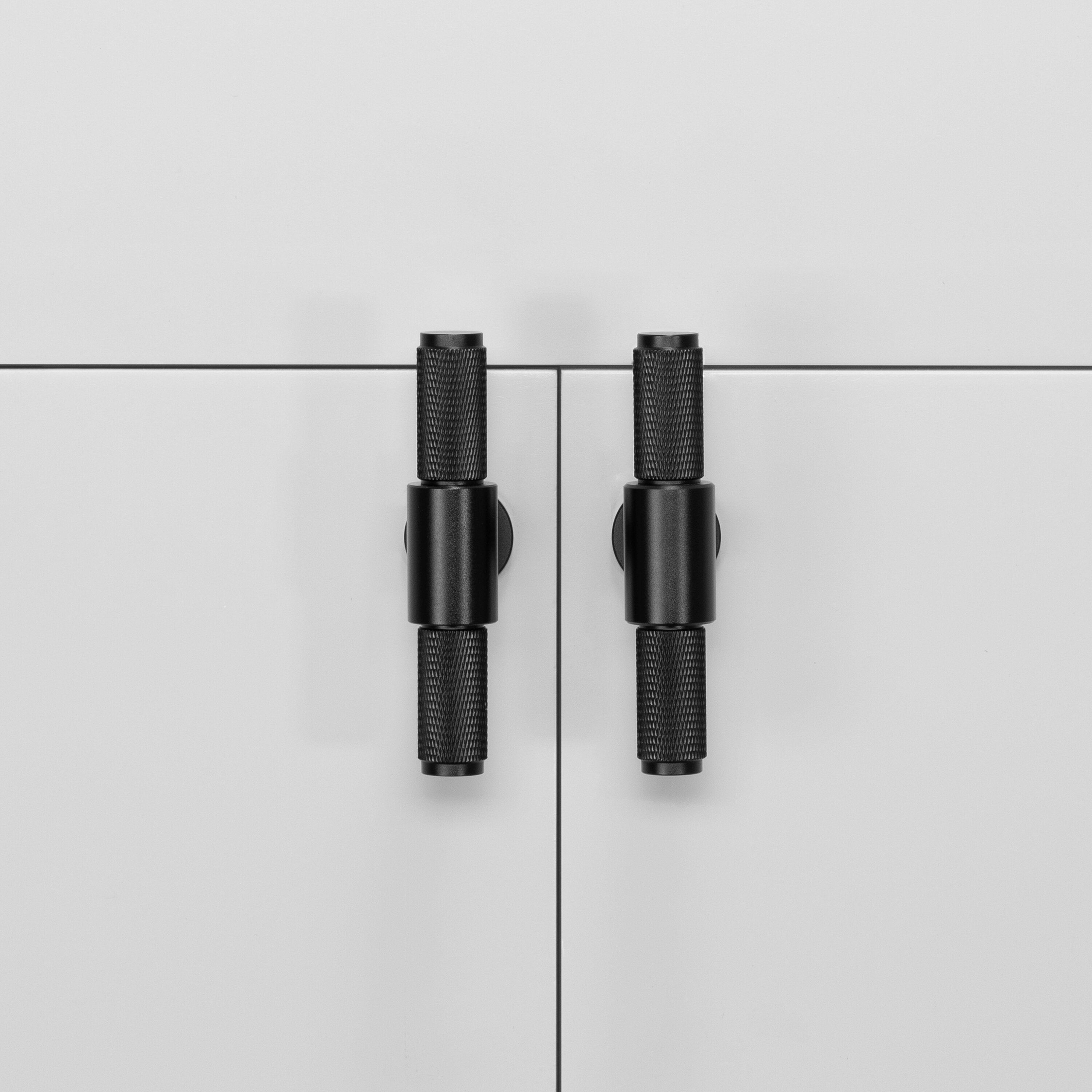 Eksklusiv T-bar køkkenknop fra Buster + Punch i sort aluminium med diamond cut (cross) mønster.