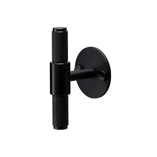 Cross T-bar i sort med bagplade og diamond cut mønster  • Buster + Punch