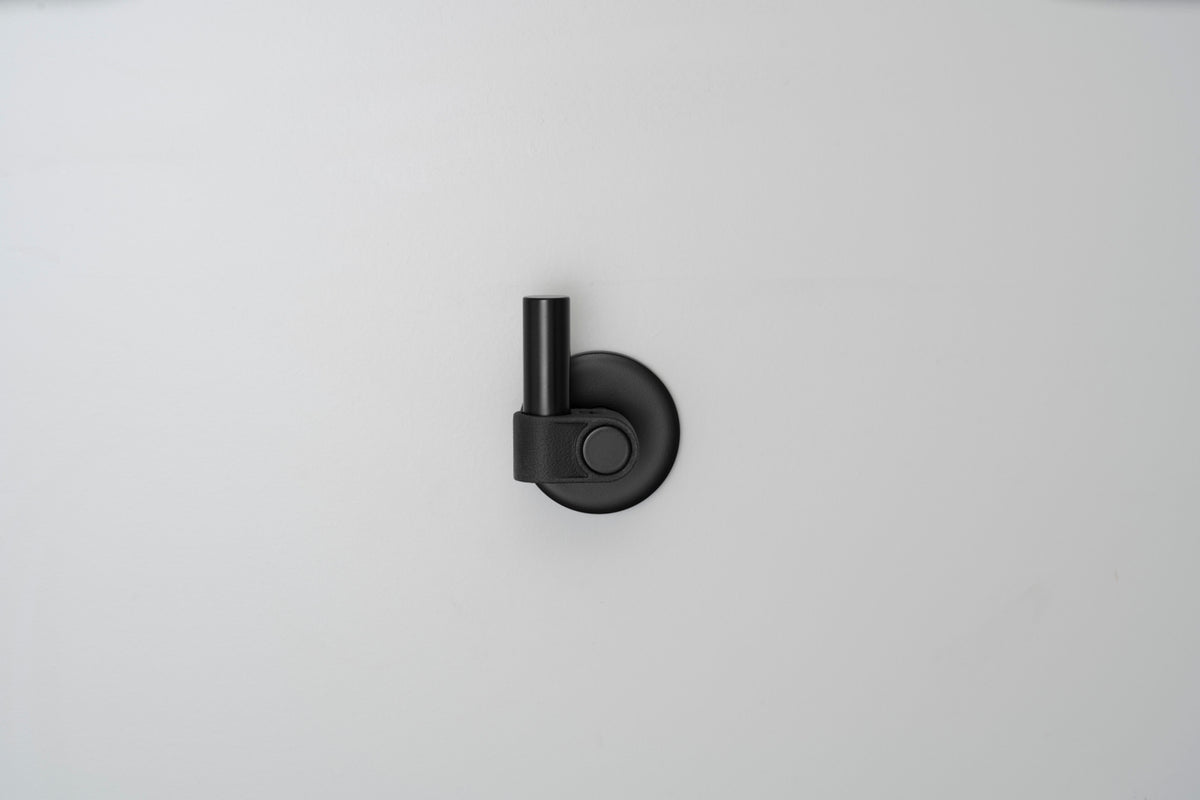 Sort knage med et råt design og Buster + Punch logo.. 