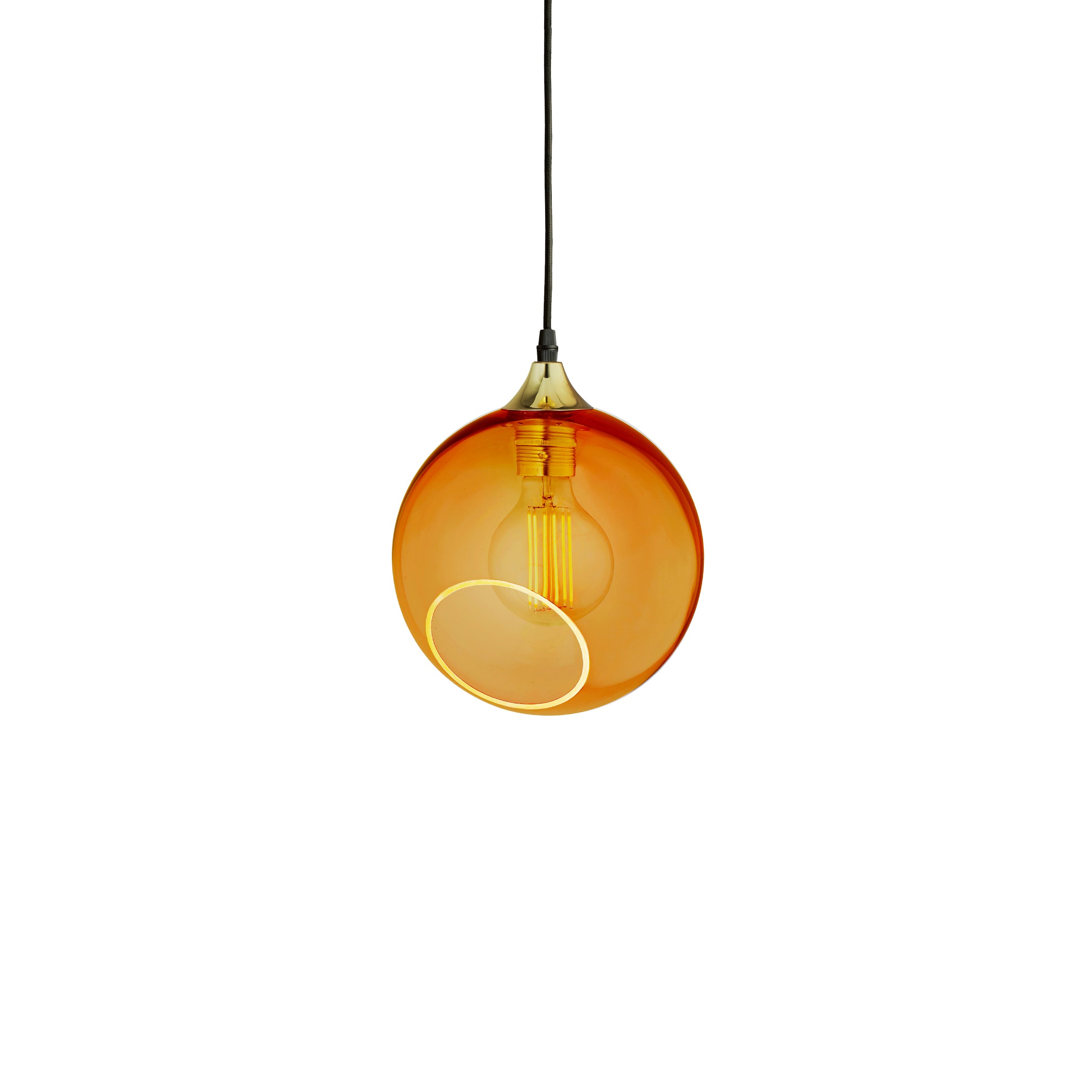 Rund pære med et varmt og klart lys monteret i Ballroom lampen fra fra Design by Us.