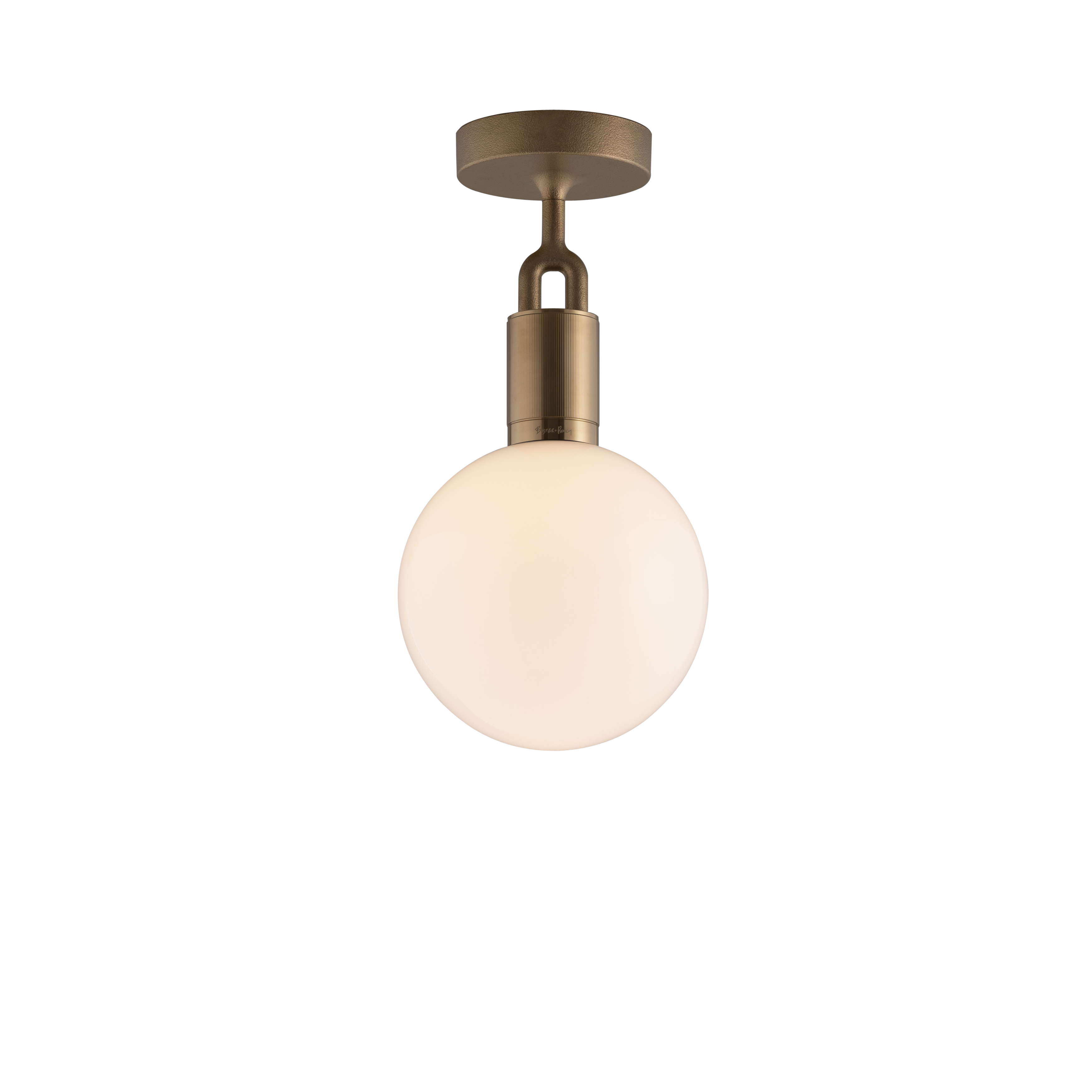 Loftlampe med rund skærm af opalglas og med fatning i messing, på hvid baggrund.