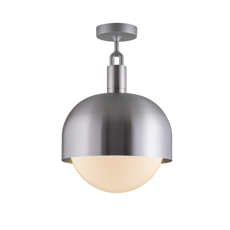 Loftlampe med fatning og skærm i stål samt pære i opalglas, på hvid baggrund.