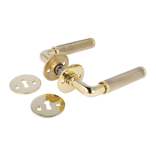 Funkis Nox dørhåndtag i blank messing med diamond cut mønster, inkl. roset og nøgleskilt