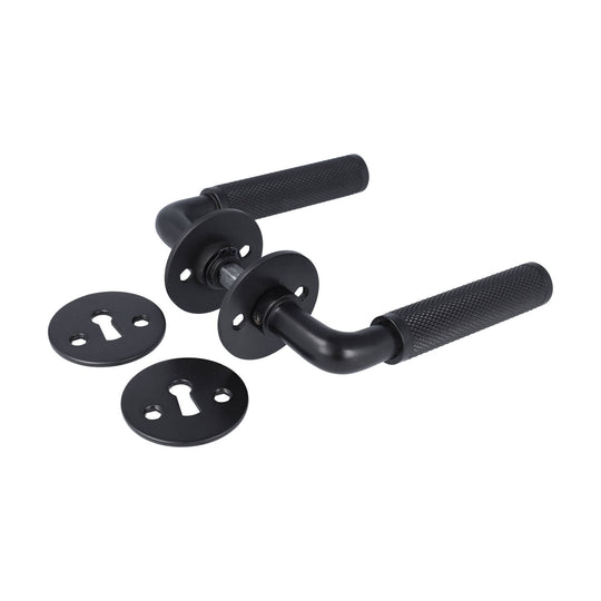 Funkis Nox dørhåndtag i mat sort med diamond cut mønster, inkl. roset og nøgleskilt