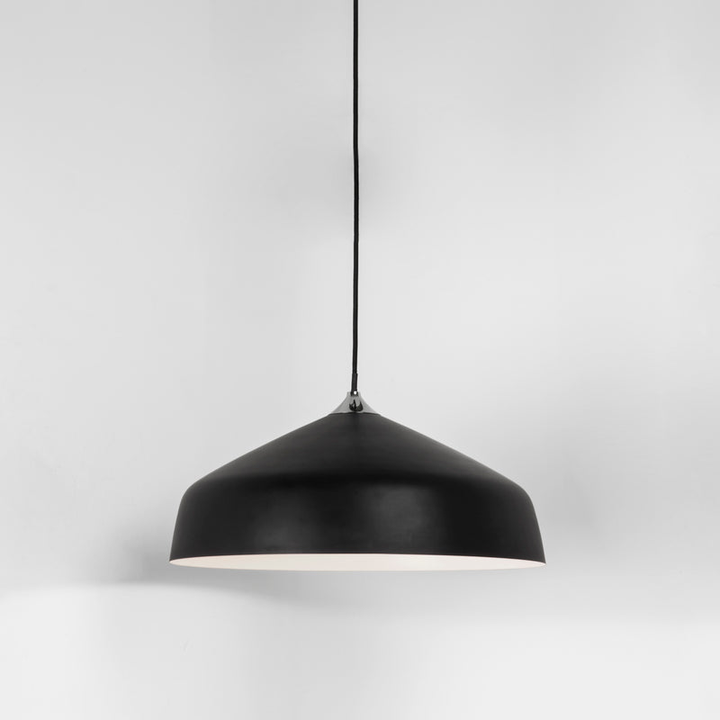 sort loft pendel med et enkelt og cool design.