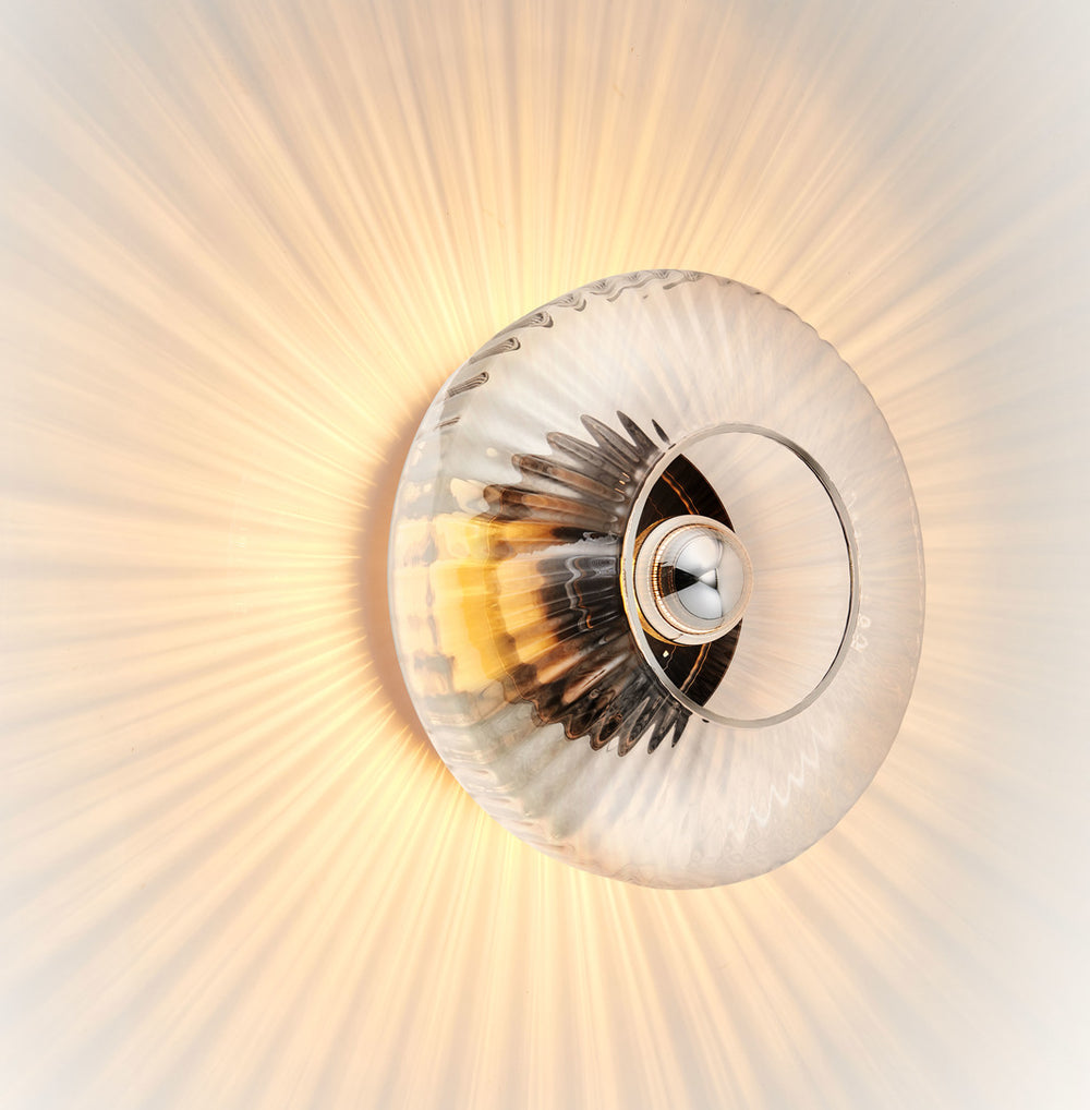 Design by Us pære med en topforsegling i sølv monteret i lampen New Wave optic wall
