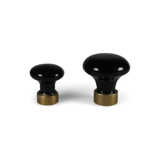 Hornbæk - Klassischer Porzellanknauf mit Messingfuß