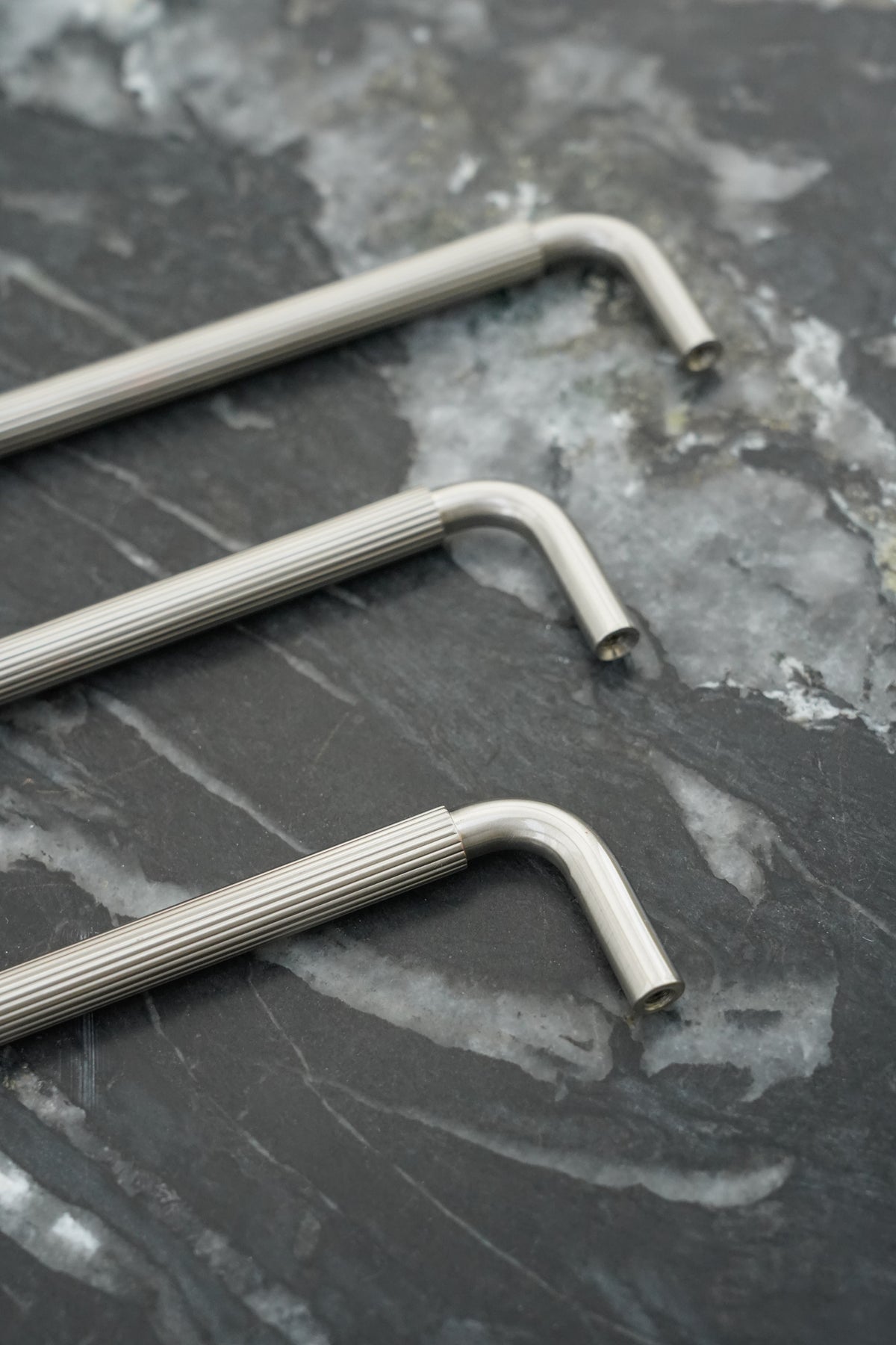 Køkkengreb med linjeret design i rustfrit stål look - Langelinie • Chr. Jørgensen - Copenhagenhomedesign