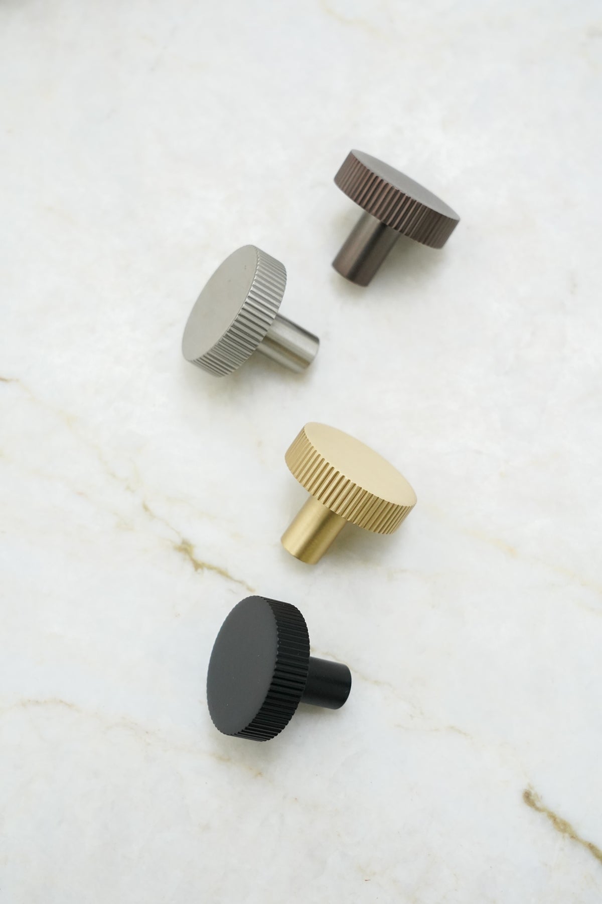 Møbelknop med linjeret design i rustfrit stål look - Langelinie • Chr. Jørgensen - Copenhagenhomedesign