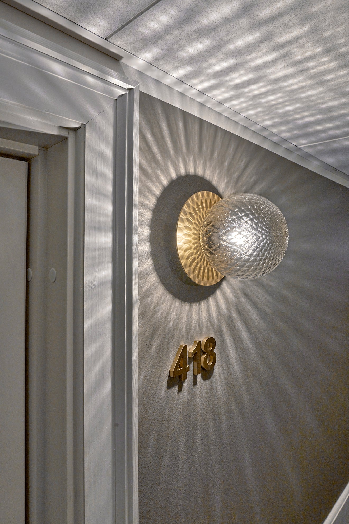 Liila 1 væg- og loftlampe, nordic gold / optic clear • NUURA