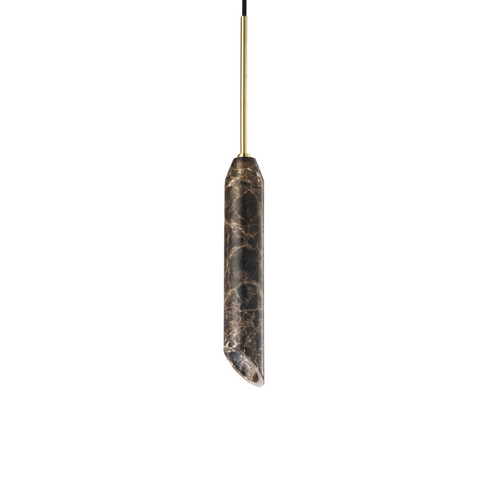 Pendel lampe i brun marmor med diagonalt snit og detaljer i messing. Lampen har en sort ledning.