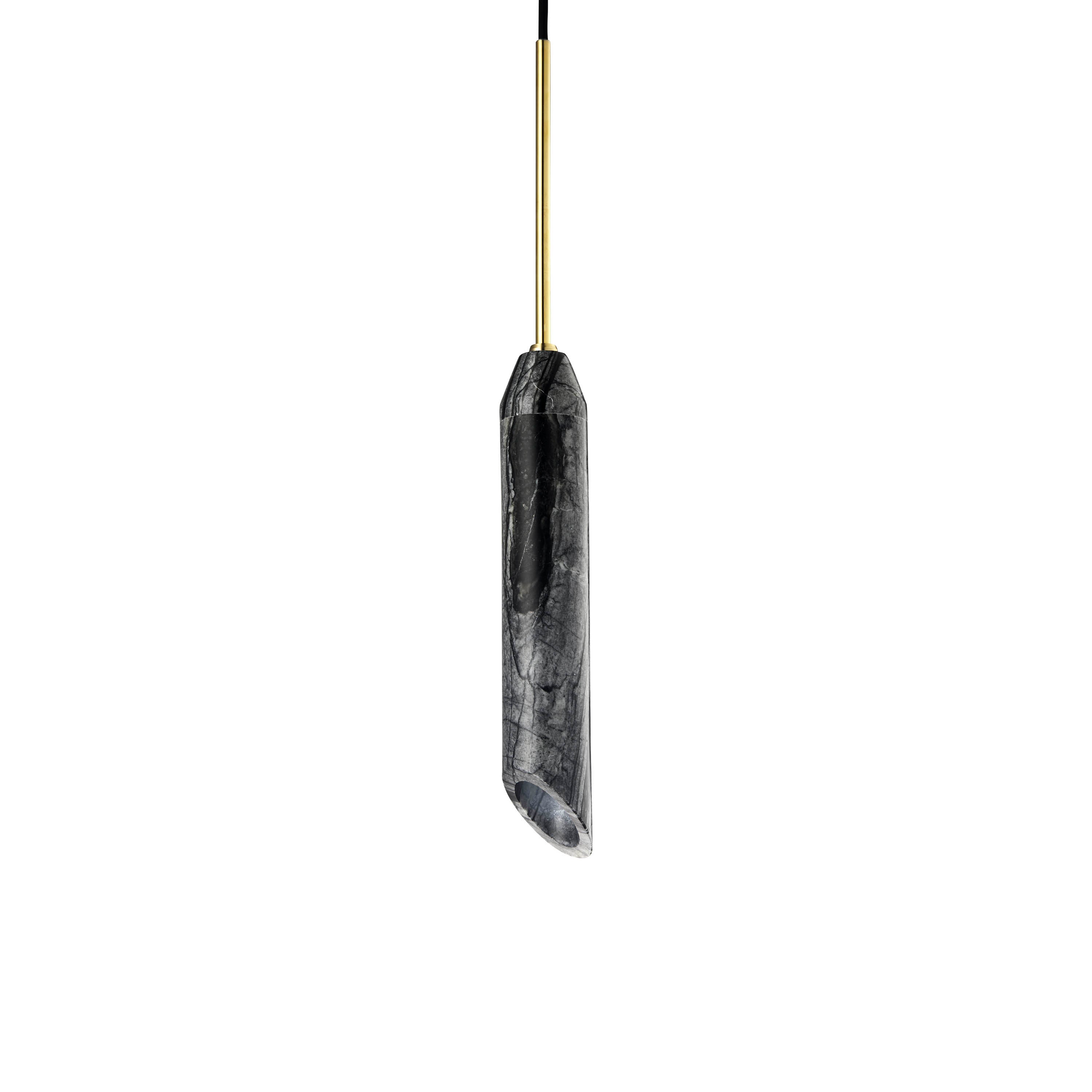 Pendel lampe i sort marmor med diagonalt snit og med guldfarvede detaljer. Lampen har en sort stofledning.