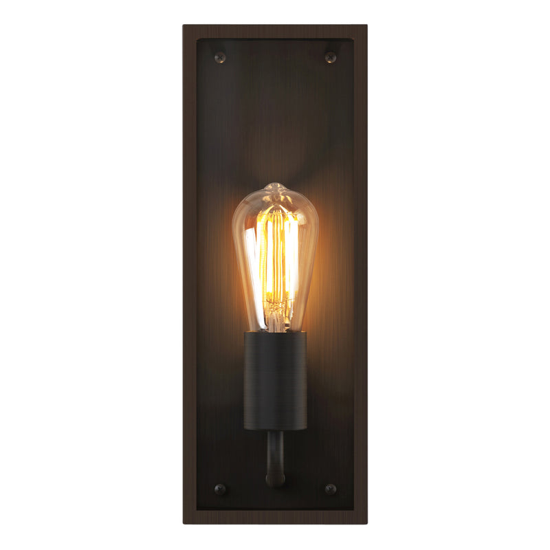 Aflang firkantet udendørslampe med bronzefarvet stålramme og glassider. Fremvist med en "glødepære".